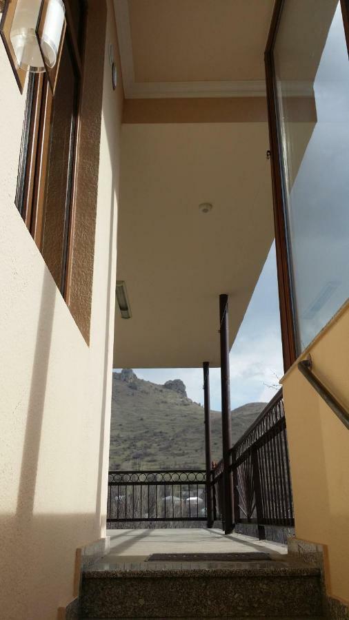Verishen Guest House B&B ゴリス エクステリア 写真